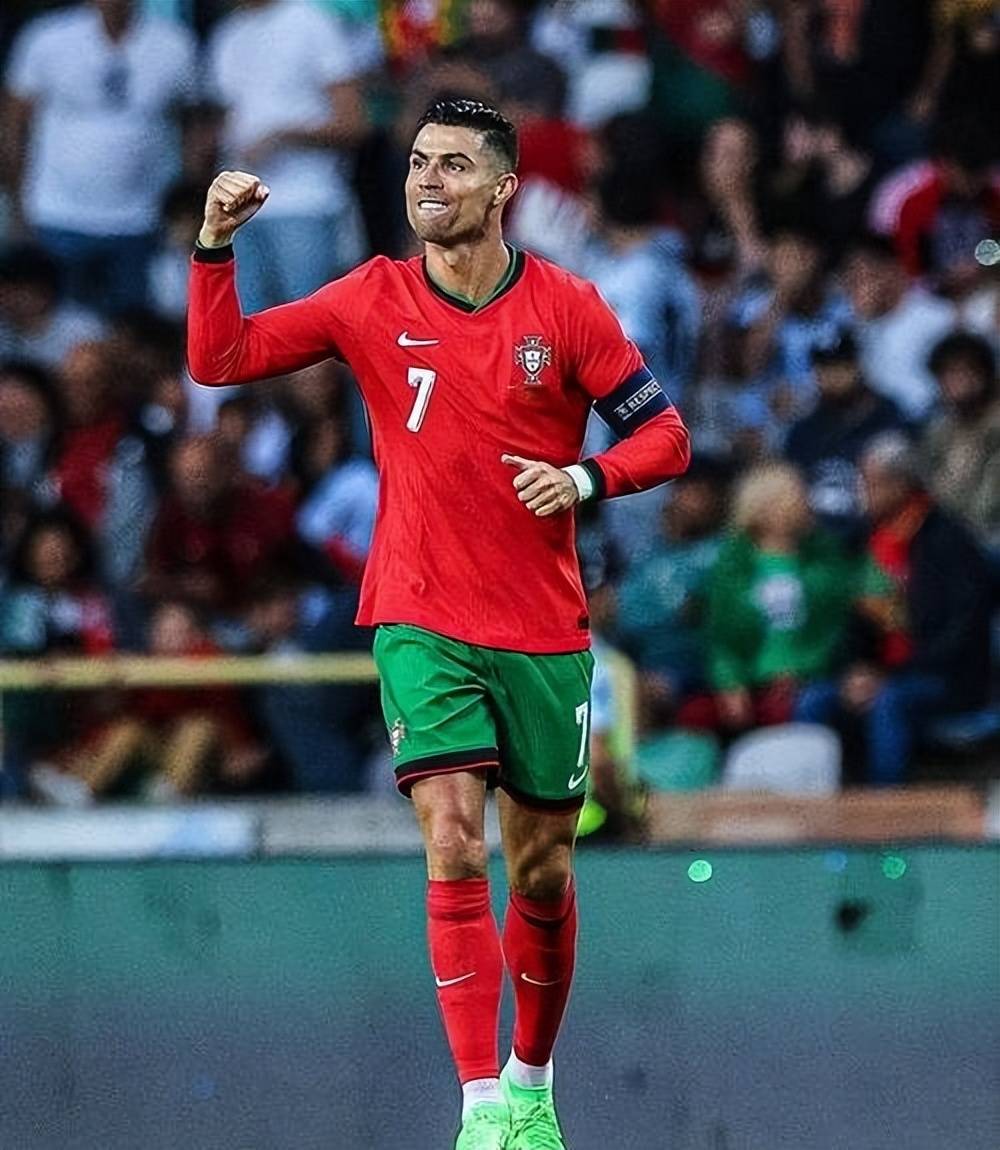 包含C罗在拜仁比赛中刷新纪录，领先优势明显引发热议！赛场气氛高涨的词条