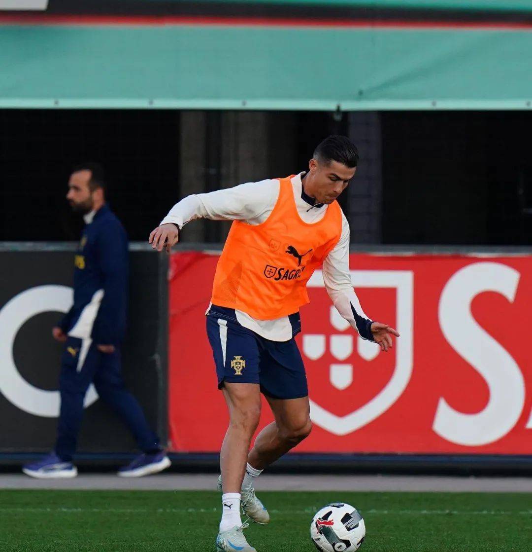 包含C罗在拜仁比赛中刷新纪录，领先优势明显引发热议！赛场气氛高涨的词条