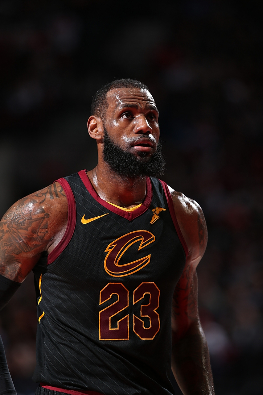 夺冠首场状态出色，C9观众沸腾！，詹姆斯重返赛场再创辉煌时刻(逐鹿中原的逐是什么意思)